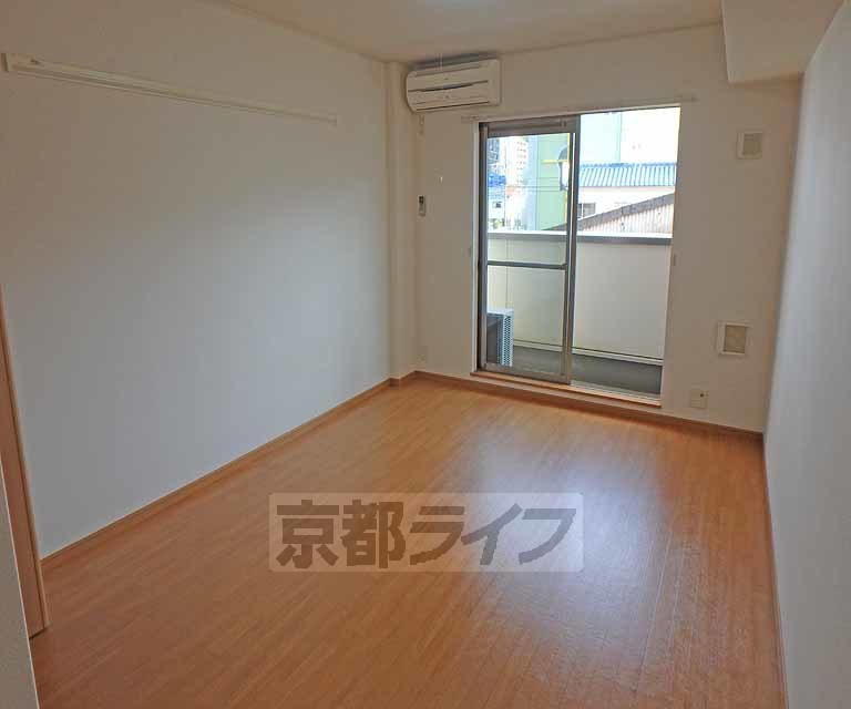 居室・リビング　洋室１０帖の広々としたお部屋です。