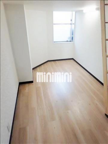 居室・リビング　二面採光の風通しの良い洋室です。