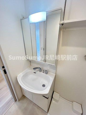 洗面設備　明るい洗面所です