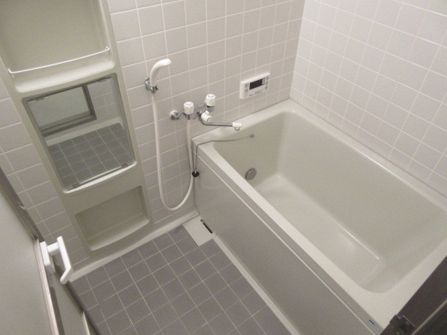 バス・シャワールーム　浴室追焚機能付のお風呂で一日の疲れを癒しましょう