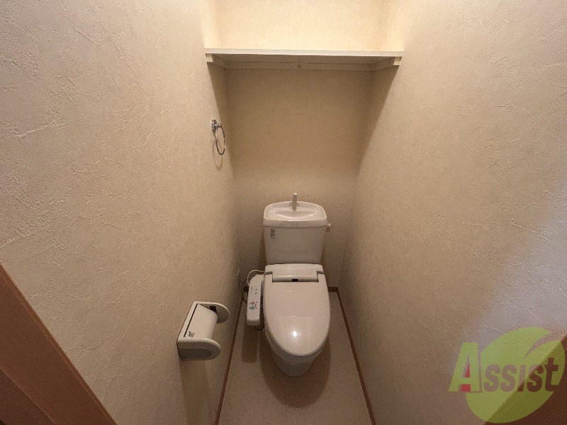 トイレ　トイレはウォシュレット機能付きです。安心して使用できますね。