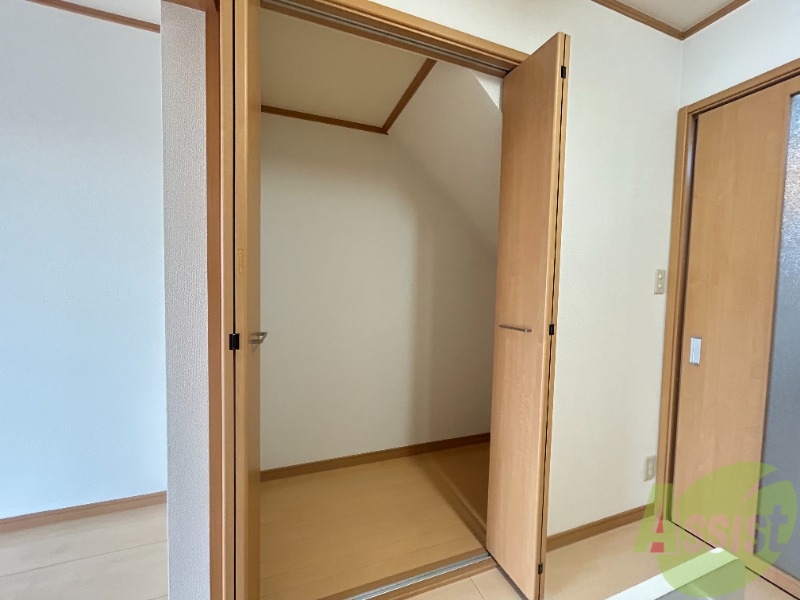 収納　階段床収納がございます。広さは十分そうです。