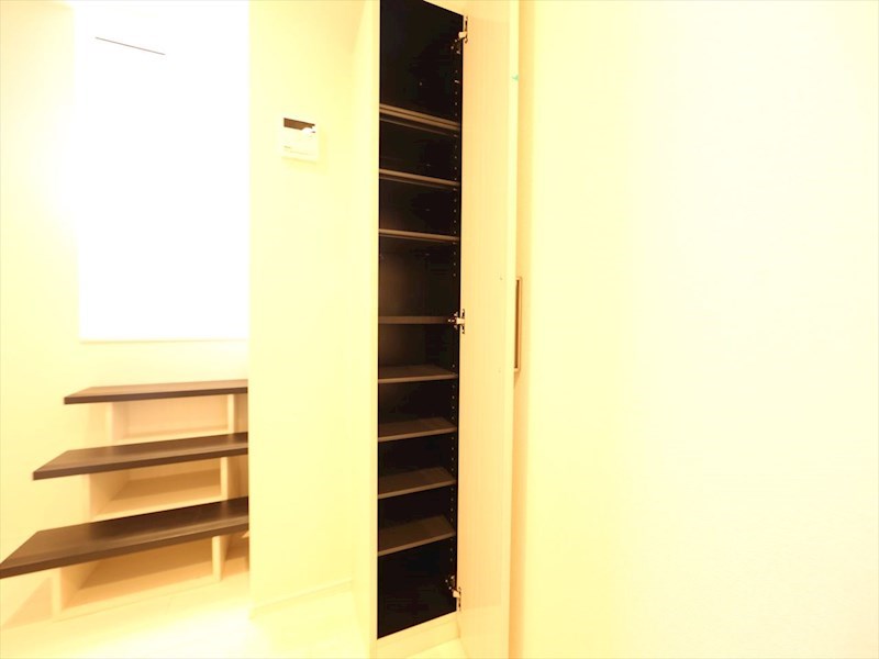 玄関　玄関　シューズボックス付（収納充実してます）　同仕様写真