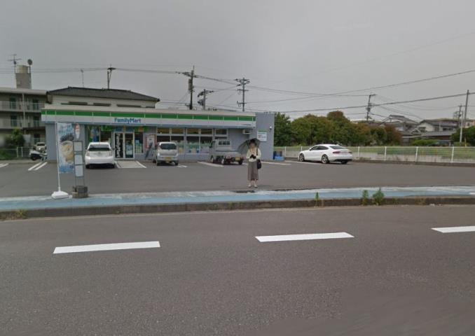 コンビニ　ファミリーマート（コンビニ）まで654m