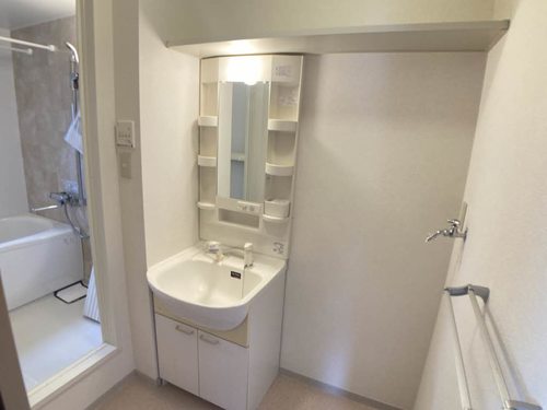 洗面設備　独立洗面台、朝の身支度には欠かせません