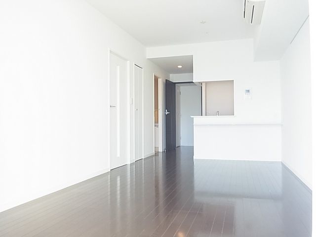 居室・リビング　広々した明るいフローリングのリビング