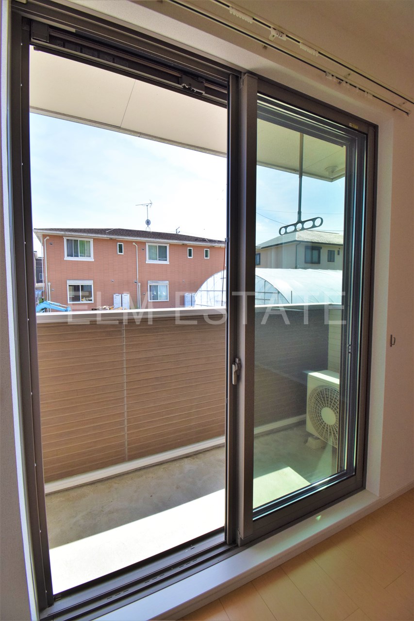 バルコニー　同一物件反転タイプの写真になります。