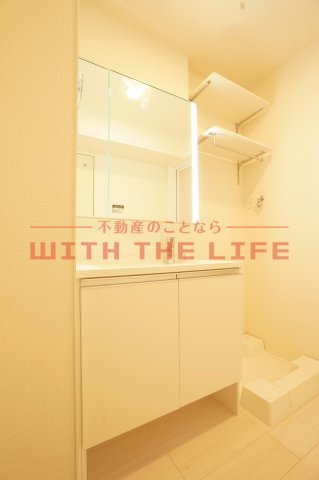 洗面設備　独立洗面台、小物を置くことができて便利です