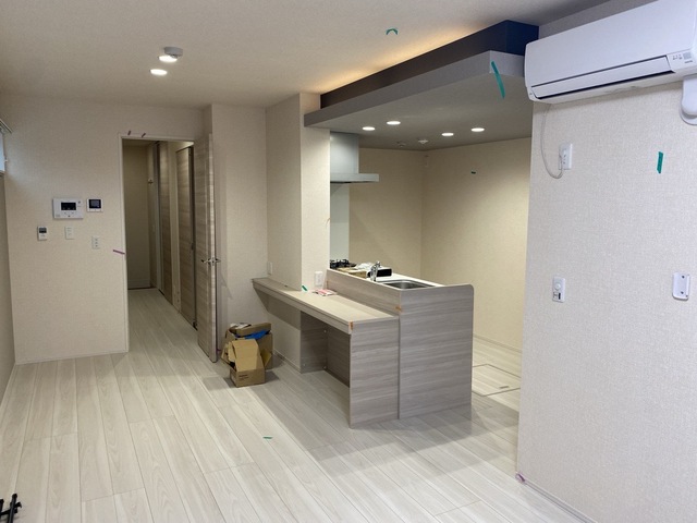 居室・リビング　※１０３号室の施工中写真です。壁紙や建具の色はお部屋よって異
