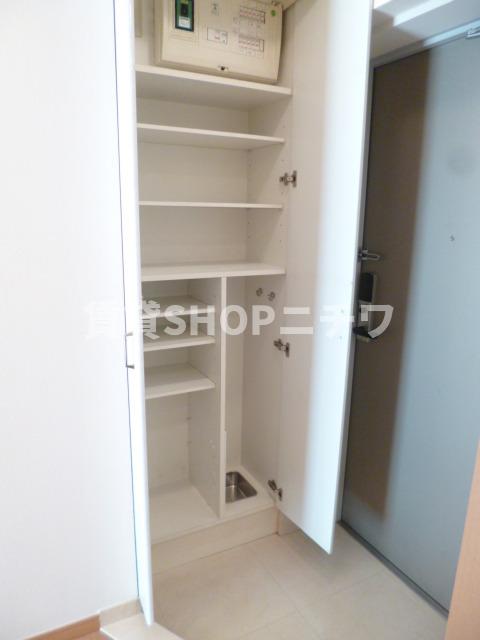 玄関　シューズBOX、　傘立ても完備。