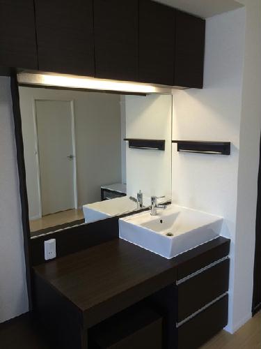 洗面設備　大きな洗面台で、毎日のメイクやセットができます♪