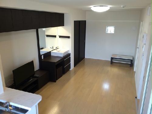 居室・リビング　収納豊富な室内です。