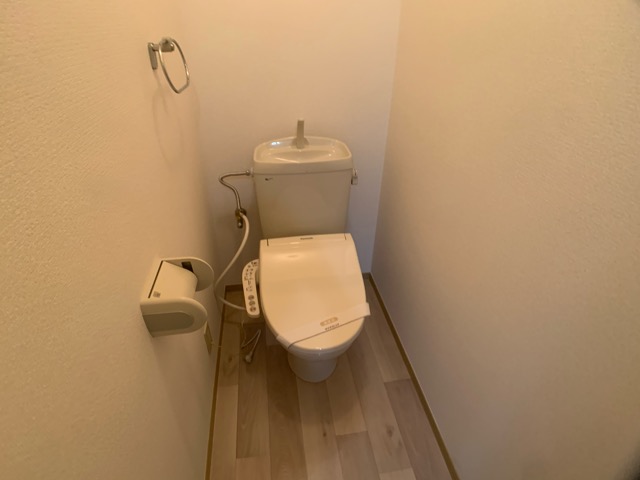 トイレ　温水洗浄暖房便座付きのトイレです♪