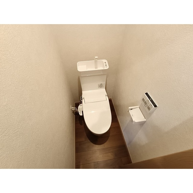 トイレ　棟違い同型物件使用　色味等異なる可能性が