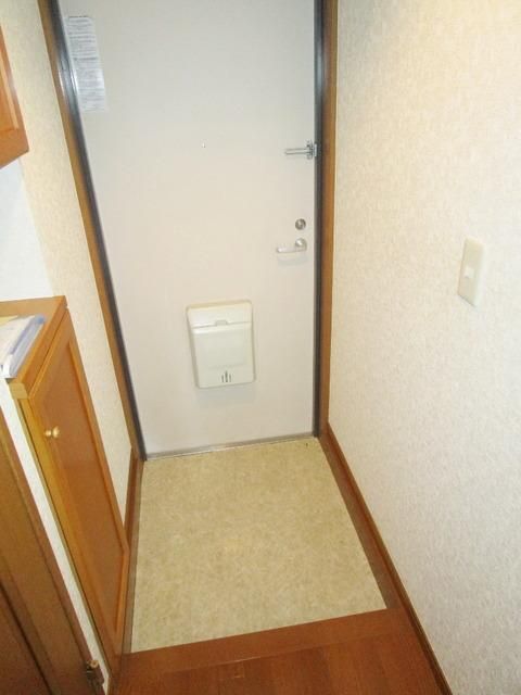 玄関　★しっかりとした扉の玄関です★