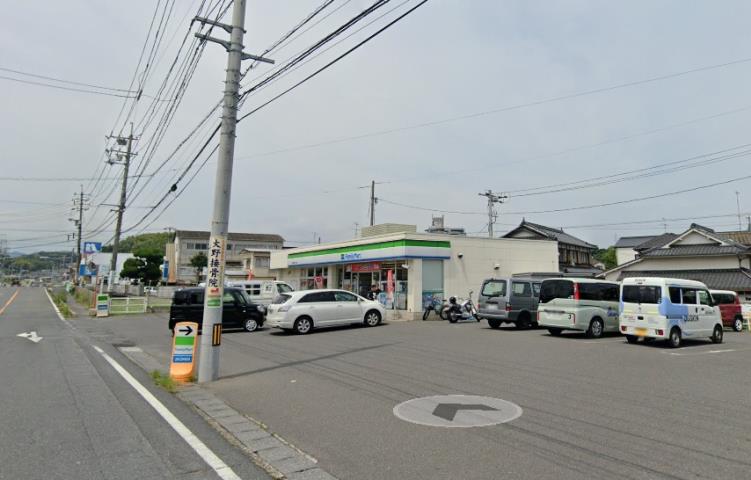 コンビニ　ファミリーマート（コンビニ）まで694m