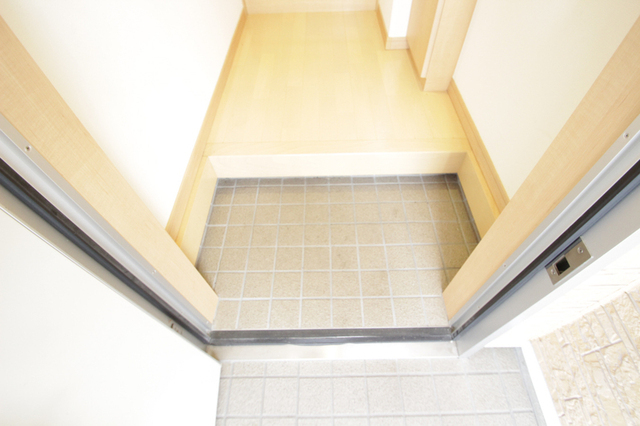 玄関　※同階の中部屋のお写真です