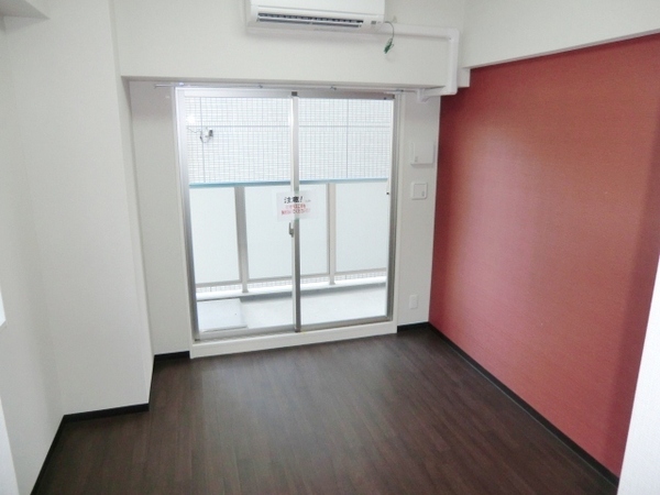 居室・リビング　エアコン付きで快適に過ごせます♪