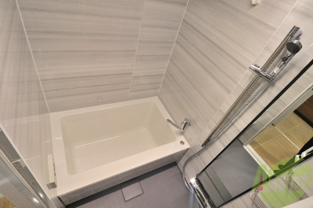 バス・シャワールーム　大きな鏡付きバスルーム！