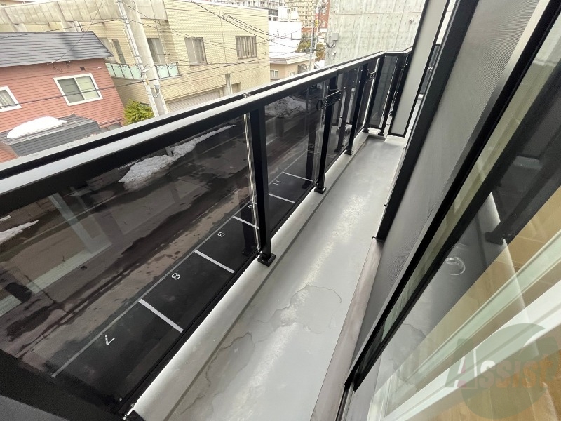 バルコニー　こちらはバルコニーです！洗濯物もよく乾きそうです。