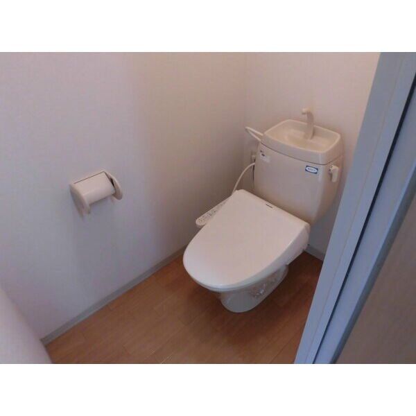 トイレ　同じ間取りの別部屋の写真です