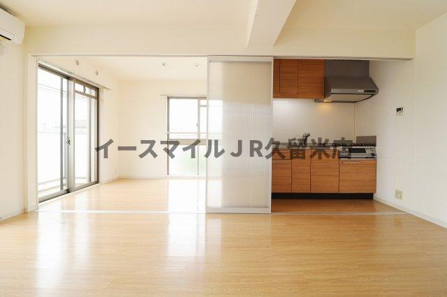 居室・リビング　こちらの居間で趣味の時間をお楽しみください