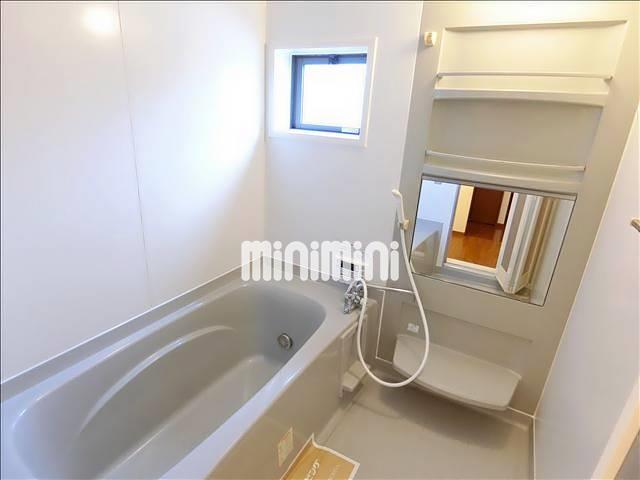 バス・シャワールーム　足を延ばして入れる１坪浴室。追焚き付き。