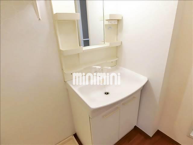 洗面設備　朝の支度もスムーズな独立洗面台。