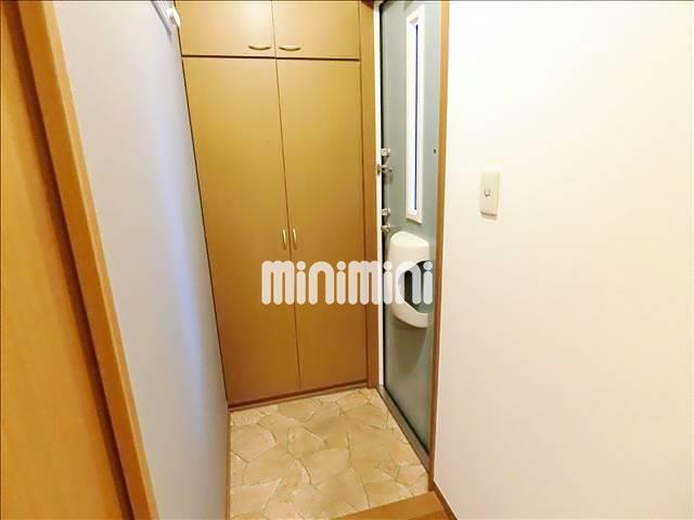 玄関　背の高い下駄箱で靴も収納できます。