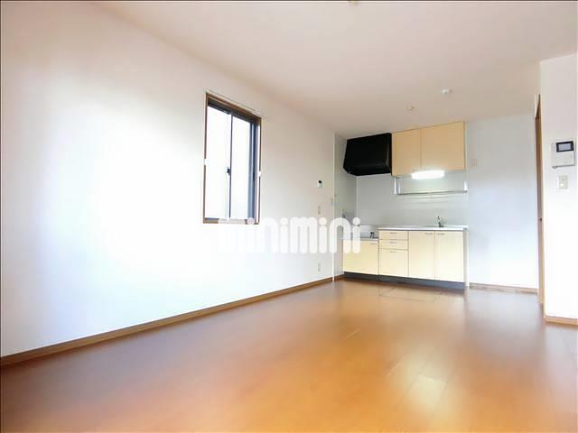 居室・リビング　１０帖のＬＤＫ。角部屋で２面に窓があります。