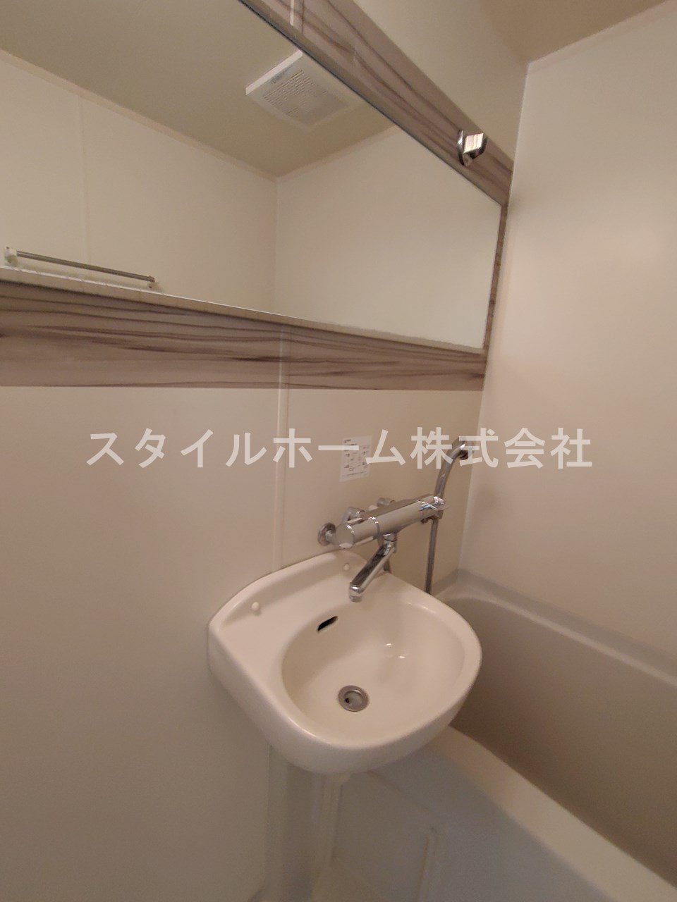 洗面設備　※別部屋写真(反転)