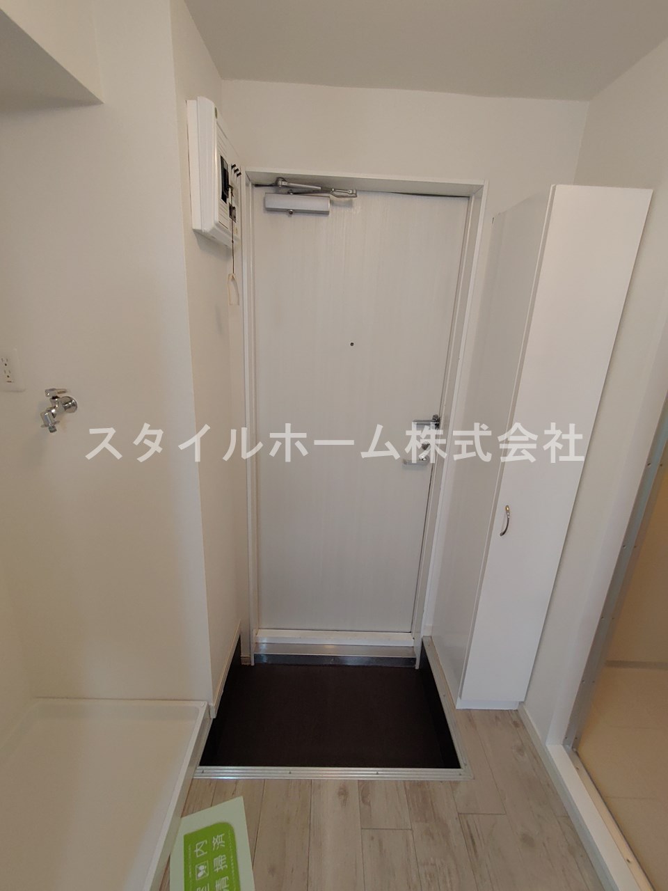 玄関　※別部屋写真(反転)