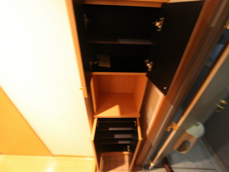 玄関　玄関　シューズボックス付（収納充実してます）