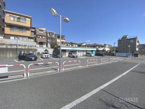 コンビニ　ファミリーマートさいたま大戸四丁目店（コンビニ）まで300m