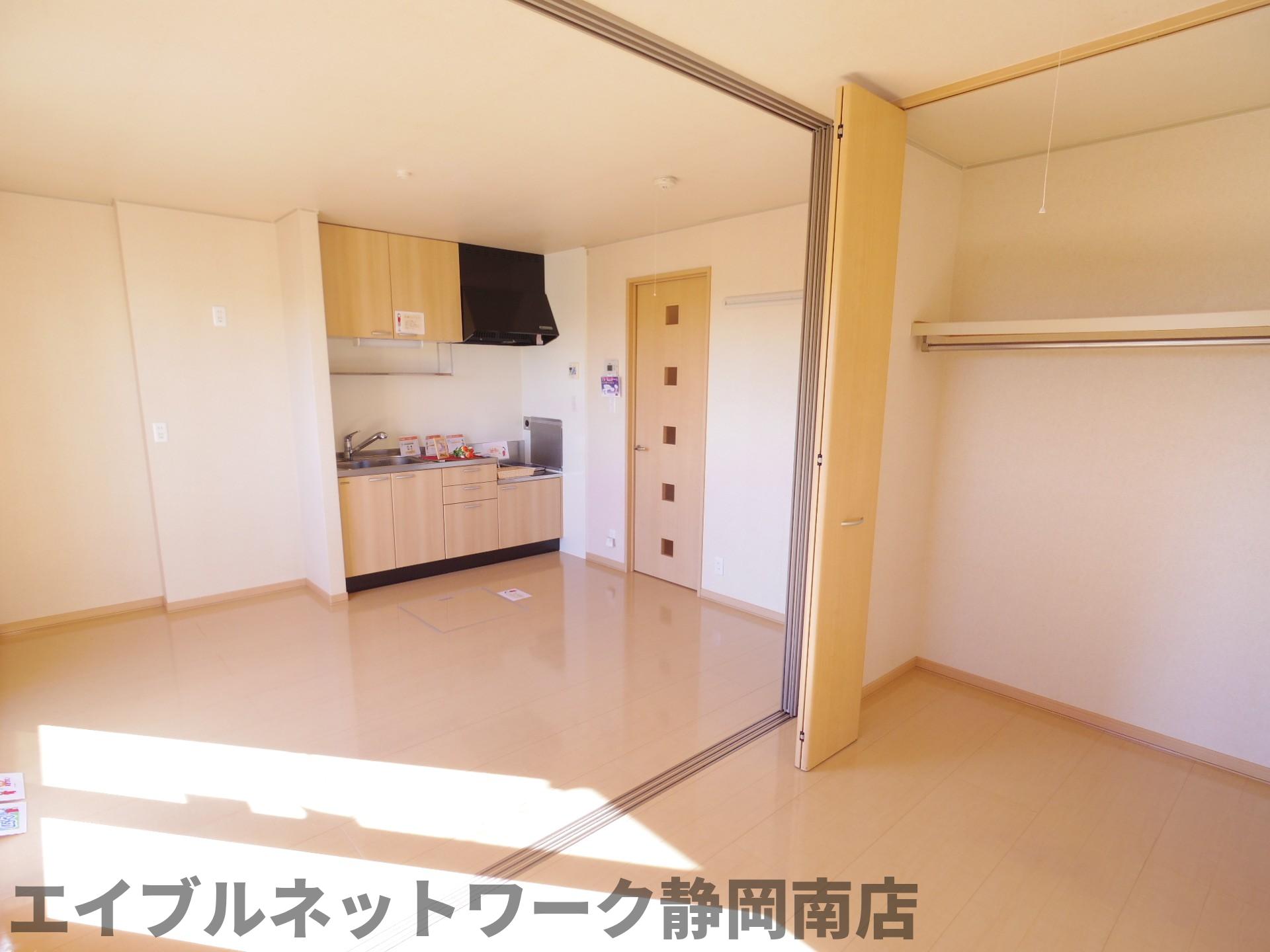 居室・リビング　こちらのリビングで趣味の時間をお楽しみください