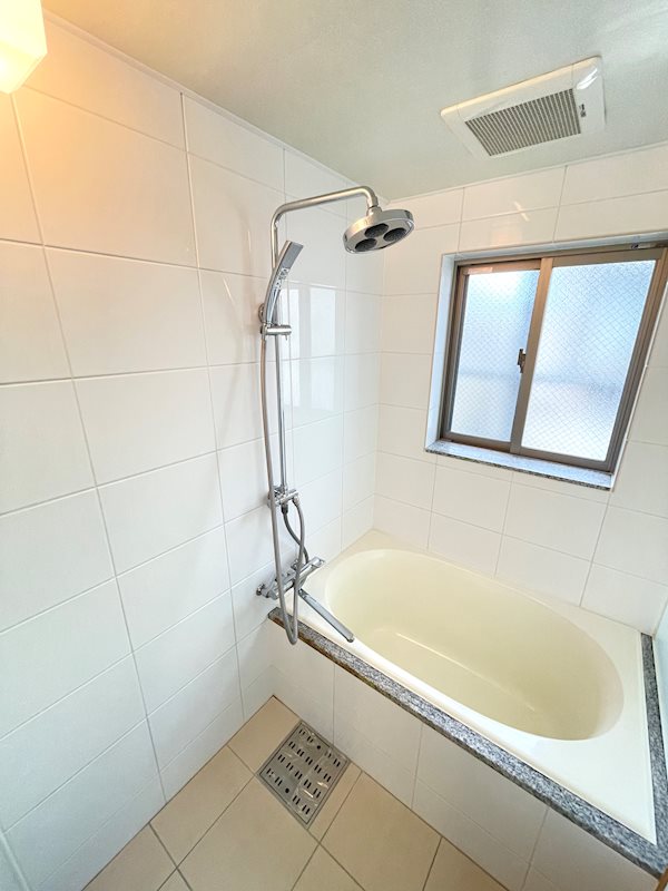 バス・シャワールーム　洗い場ゆったりのお風呂です