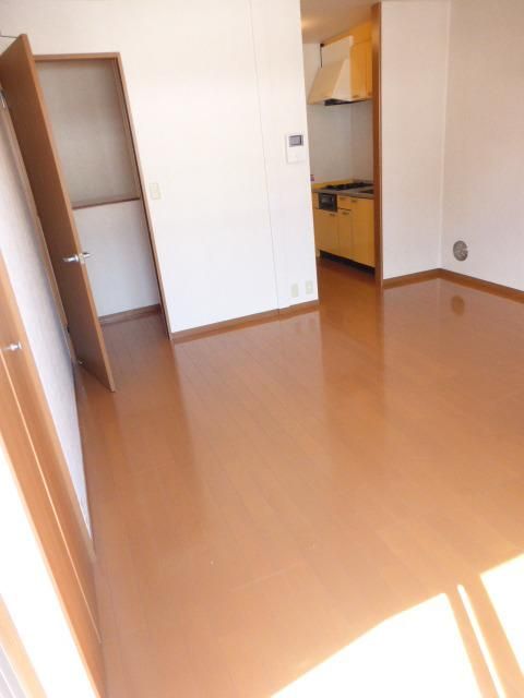 居室・リビング　★つやのあるフローリングの洋室です★