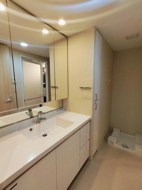 洗面設備　三面鏡裏収納付洗面台