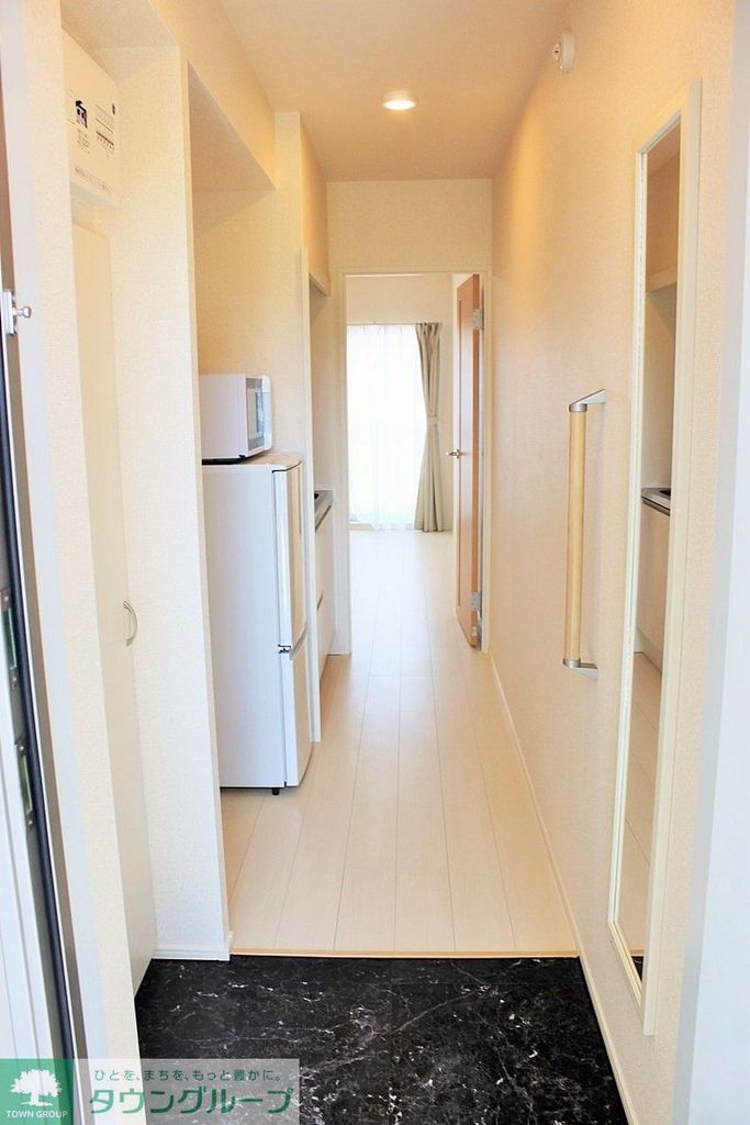 玄関　姿見、玄関手すり付