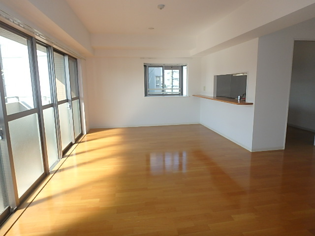 居室・リビング　同物件角部屋の写真になります。