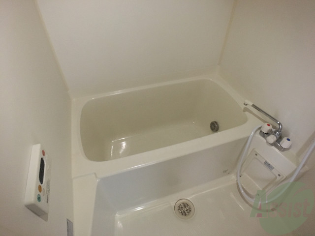 バス・シャワールーム　浴槽は狭すぎず、一日の疲れを癒せる空間になっております。