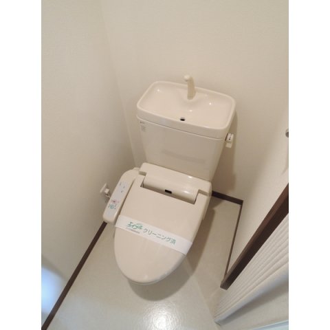 トイレ　落ち着いた色調のトイレです