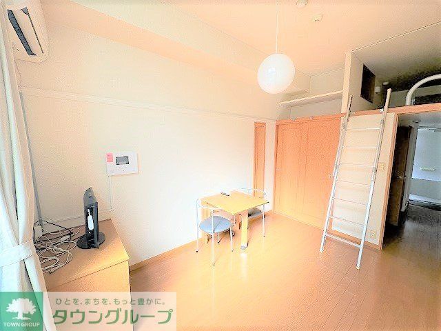 レオパレス三ツ沢上町の居間写真