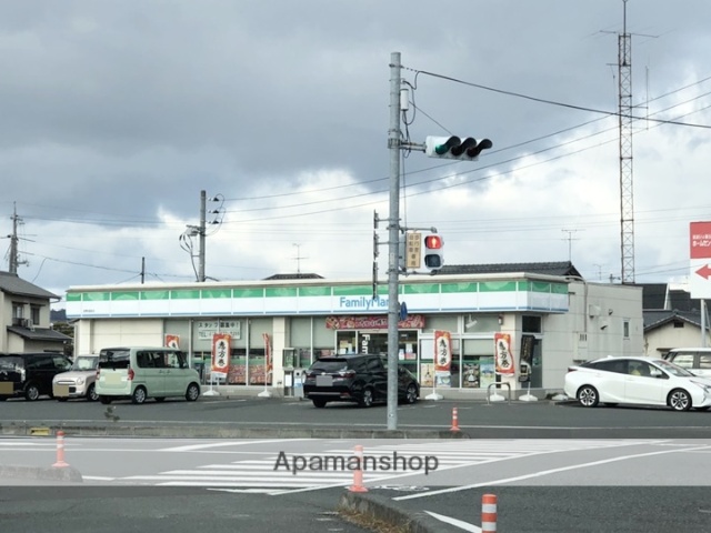 コンビニ　ファミリーマート（コンビニ）まで806m