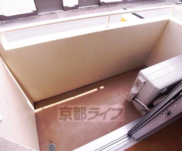 バルコニー　日当たりのよさそうなバルコニですね。