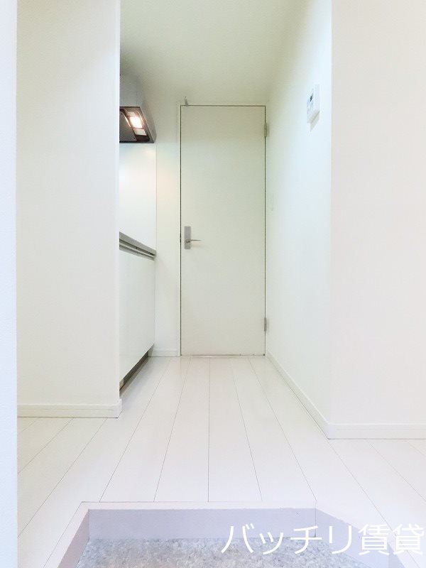 玄関　別号室タイプの為、現状を優先致します。