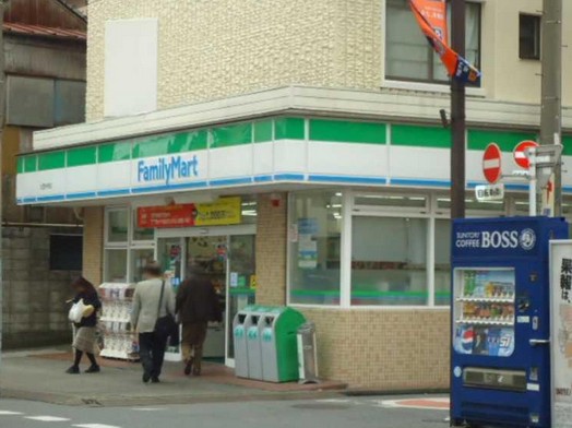 コンビニ　ファミリーマート大宮中央店（コンビニ）まで517m