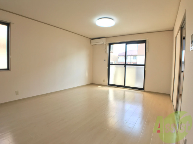 居室・リビング　１１．５帖のＬＤＫのお部屋です。広く明るい印象ですね。