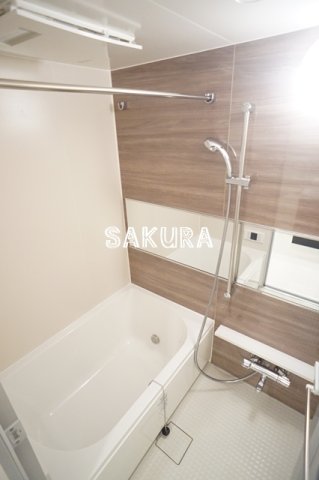 バス・シャワールーム　嬉しい追い焚き・浴室乾燥機付きです♪