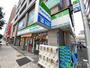 コンビニ　ファミリーマート瓦屋町二丁目店（コンビニ）まで104m